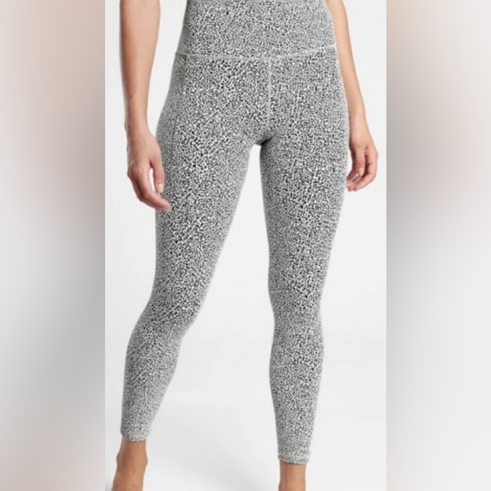 Athleta printed salutation stash pocket II texture tight. Small.